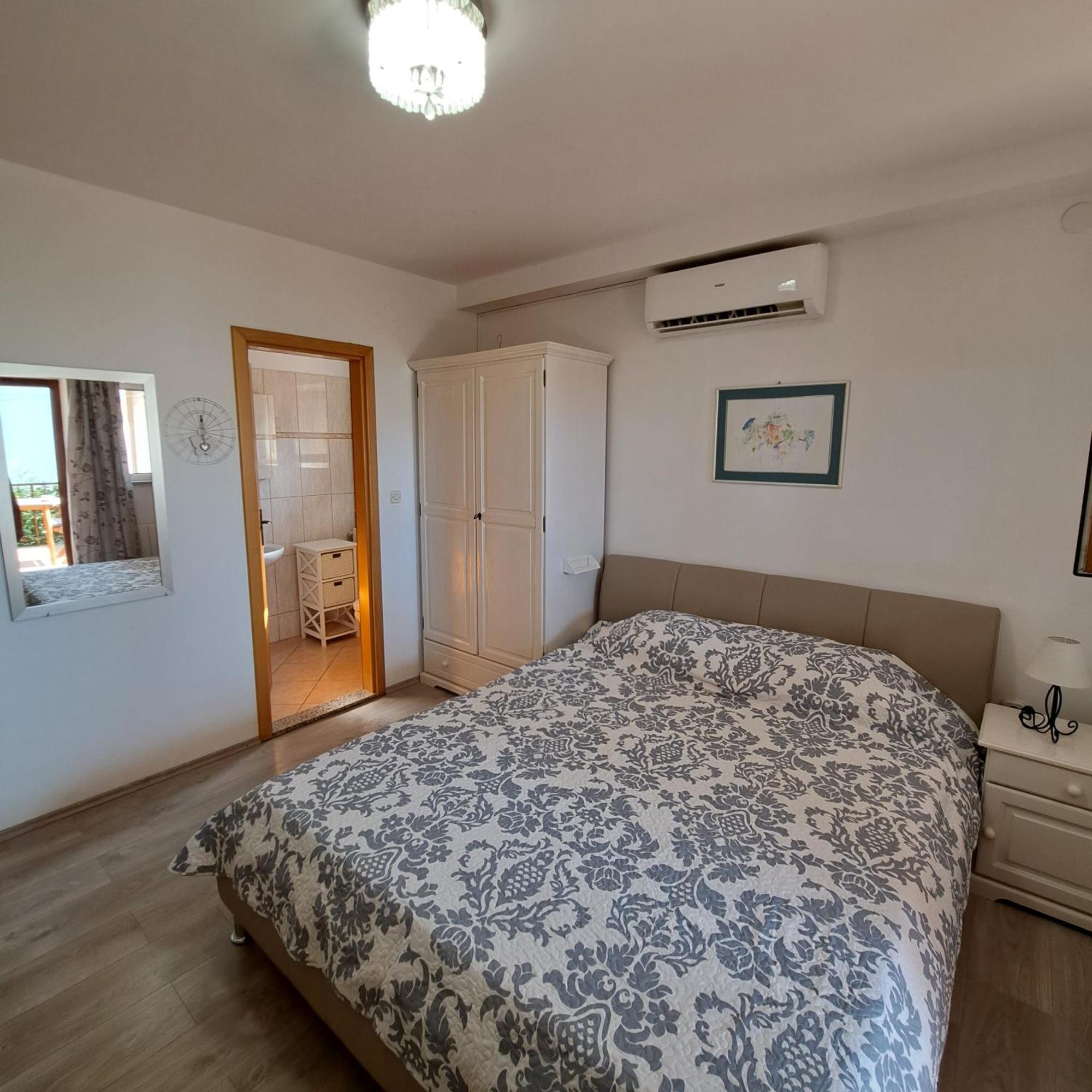 Apartment Jelka Malinska Exterior photo